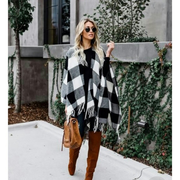 ❌SOLD OUT❌ Buffalo Plaid Fringe Poncho - Picture 4 of 5